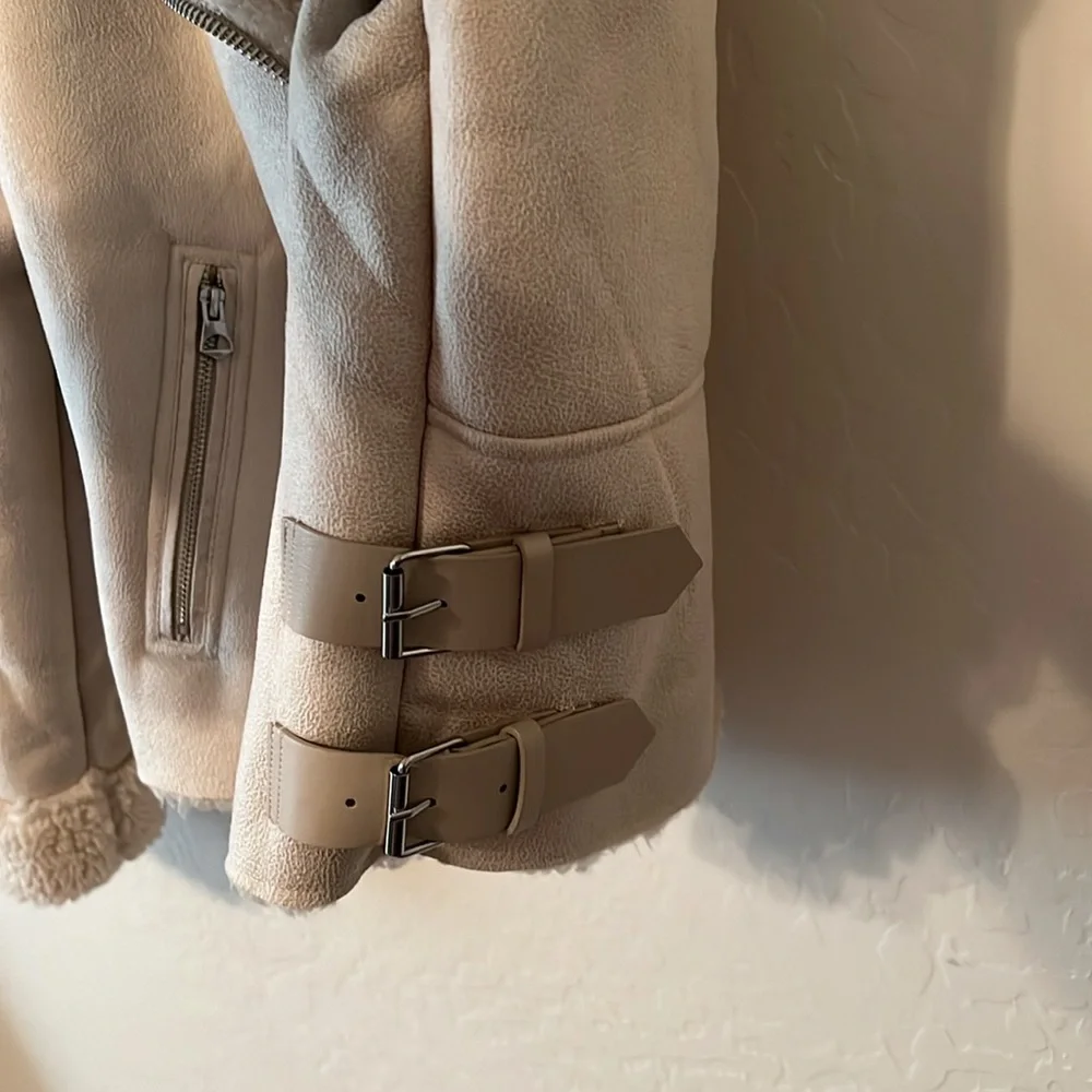 Sebby cream color faux suede Sherpa jacket. Women’s size Large. New with tags - Picture 4 of 10